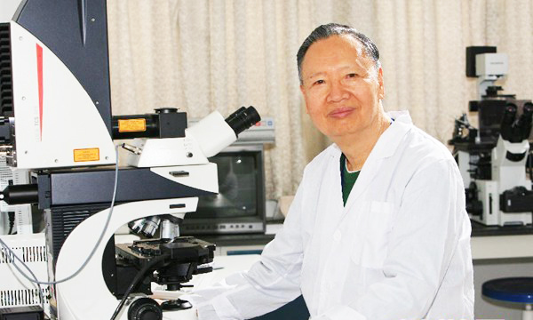 卢永根在华南农业大学的实验室里(资料照片)。新华社发(华南农业大学供图)
