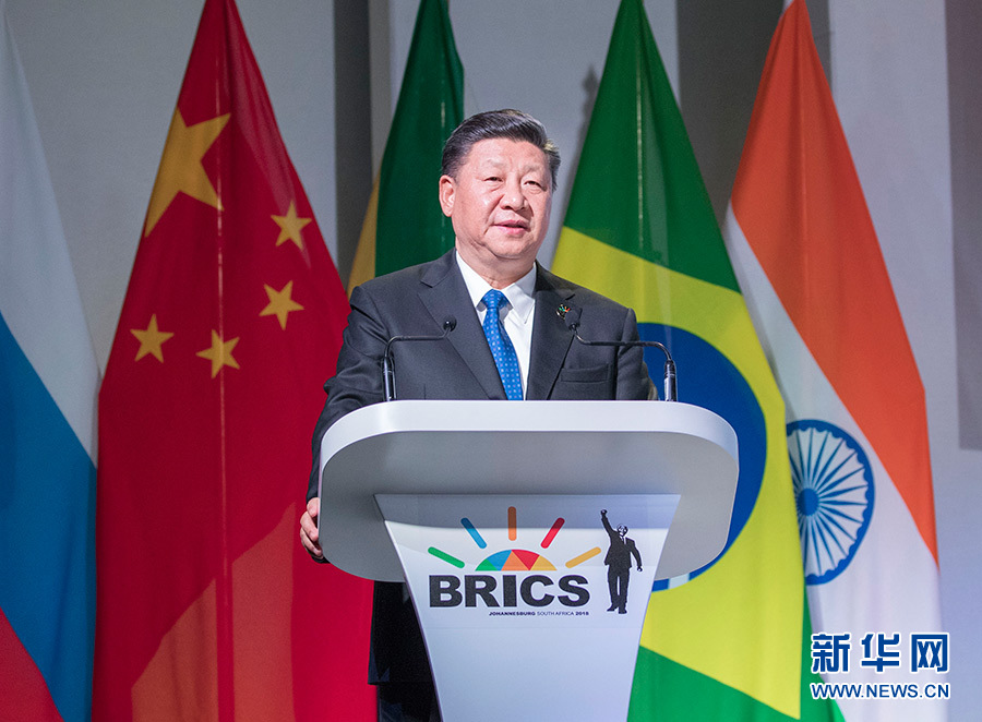 7月25日,国家主席习近平应邀出席在南非约翰内斯堡举行的金砖国家工商论坛,并发表题为《顺应时代潮流 实现共同发展》的重要讲话。