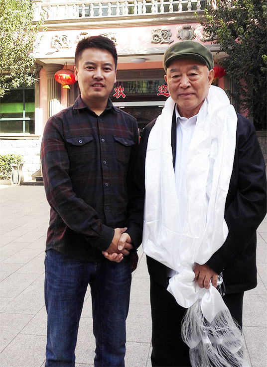 尼玛江村向吴金印献哈达