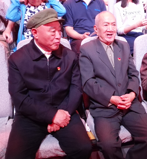 吴金印(左)与陈先达在《榜样2》节目录制现场