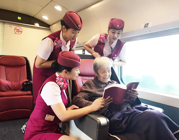龚全珍为高铁乘务组党员、团员讲革命故事